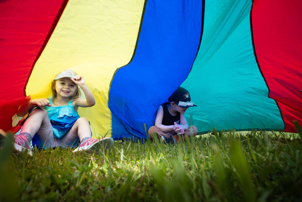 Photo d'un groupe d'enfants du CPE Flocon de rêve, dans une aire de jeu à l'extérieur en été