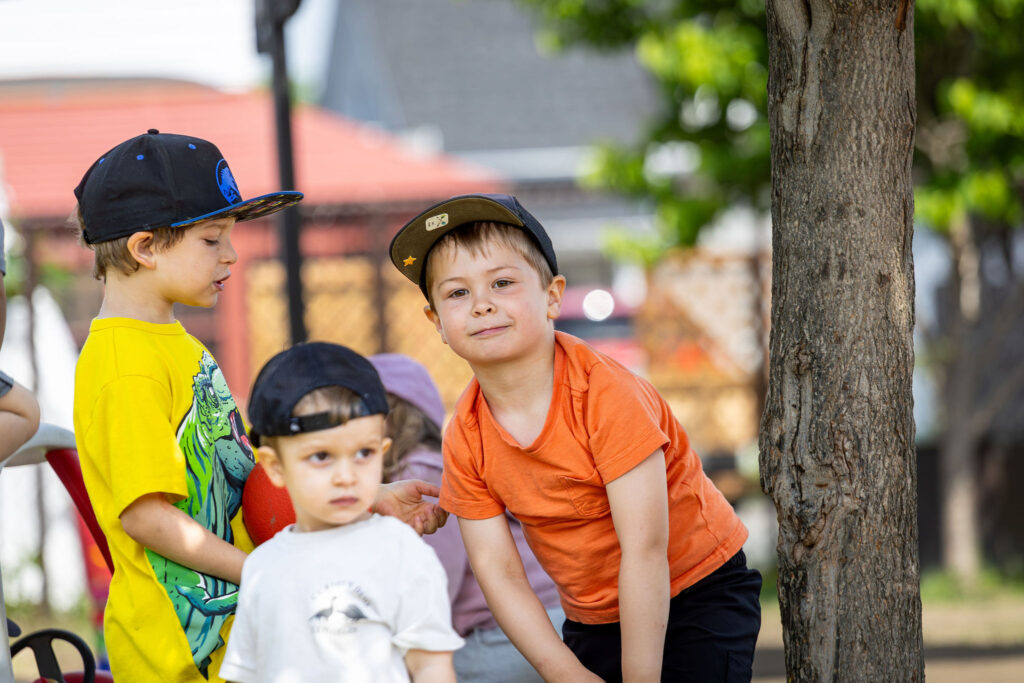 Photo d'un groupe d'enfants du CPE Flocon de rêve, regardant l'objectif de l'appareil photo, à l'extérieur en été